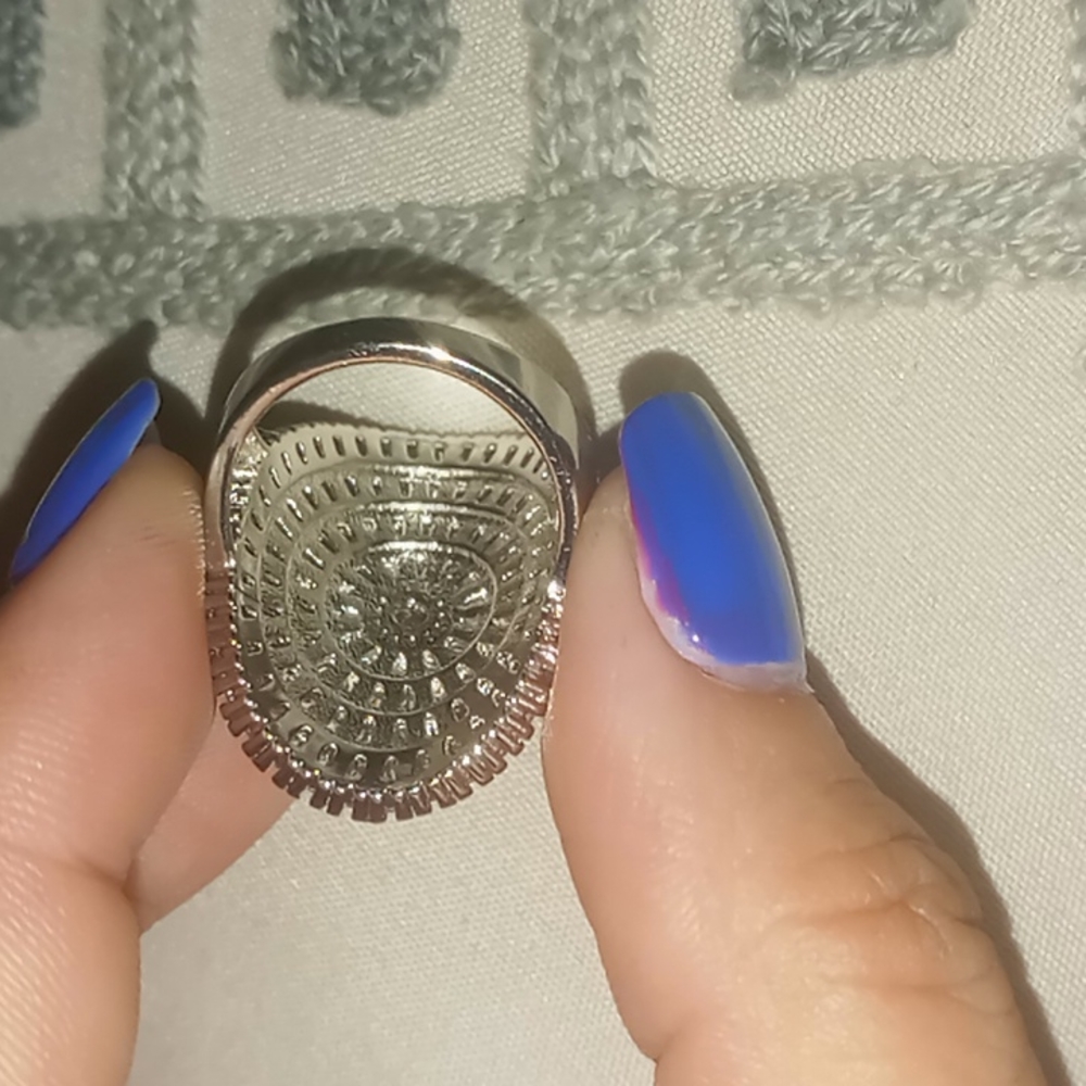 Beautiful ring - Picture 3 of 4